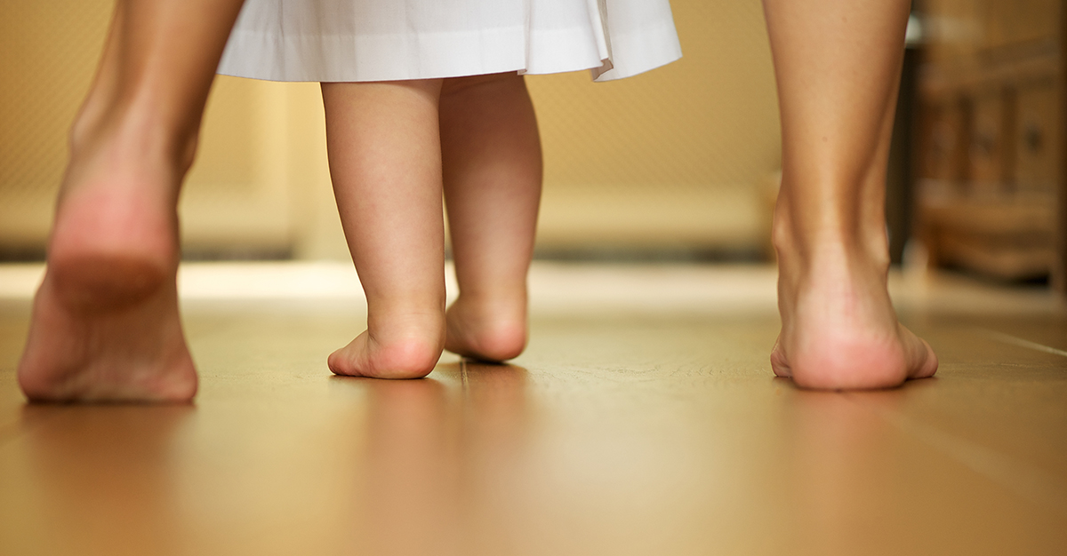 Camminare Con Piedi All'interno Adulti Camminare scalzi fa bene per i piedi piatti - Humanitas Medical Care