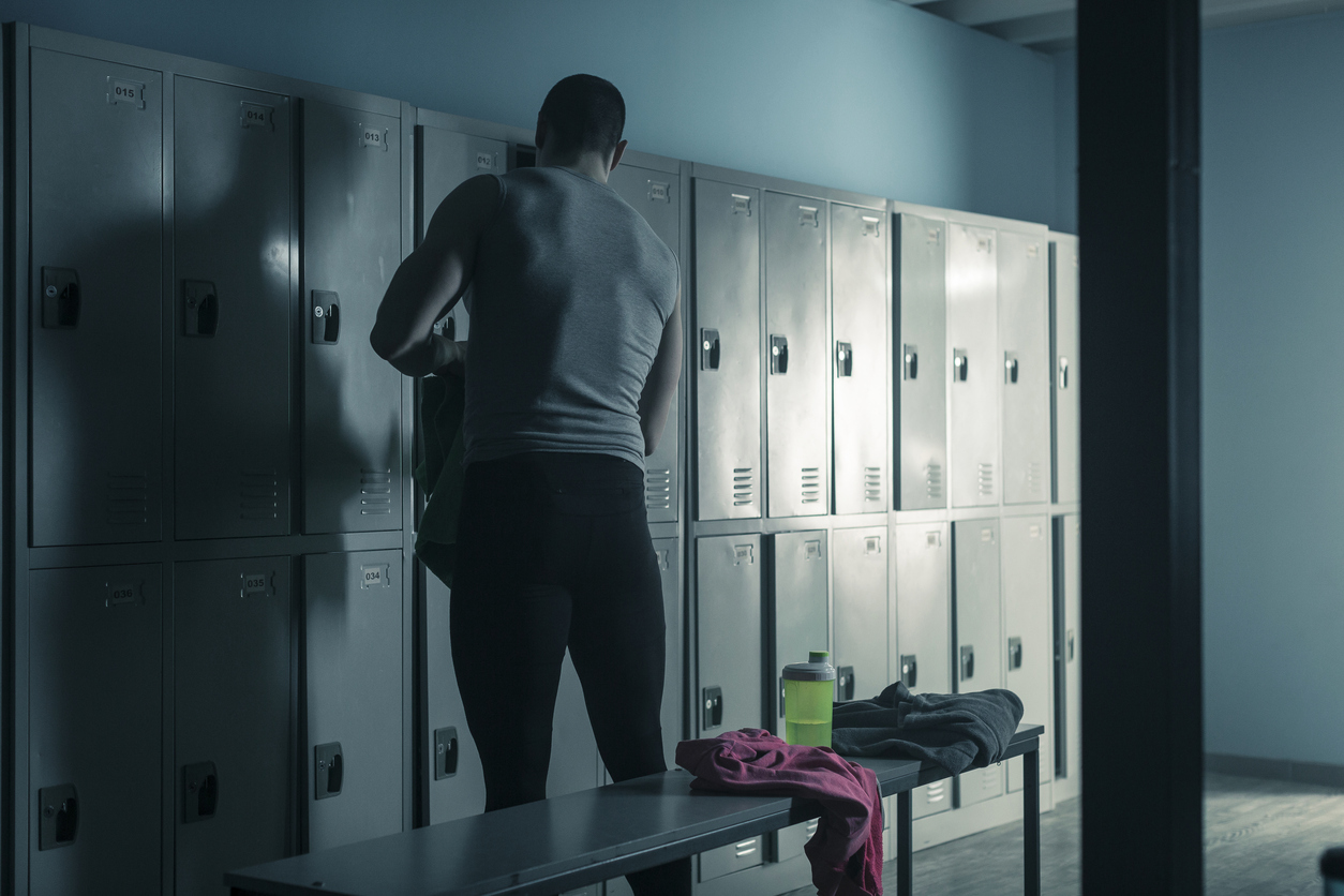 Мужчина в женской раздевалке. Девушка перепутала раздевалку. Перепутал раздевалки. Мужчины в раздевалке бассейна. Перепутал раздевалки.